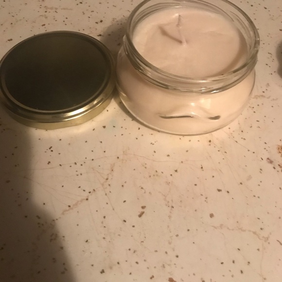 Vanilla scented 6.5 oz glass jar with a gold lid - Picture 2 of 2